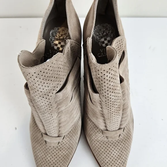Vince Camuto Levana Heeled Booties Boots Perforated Pointy Toe Gray Beige Size 8 - Picture 8 of 14